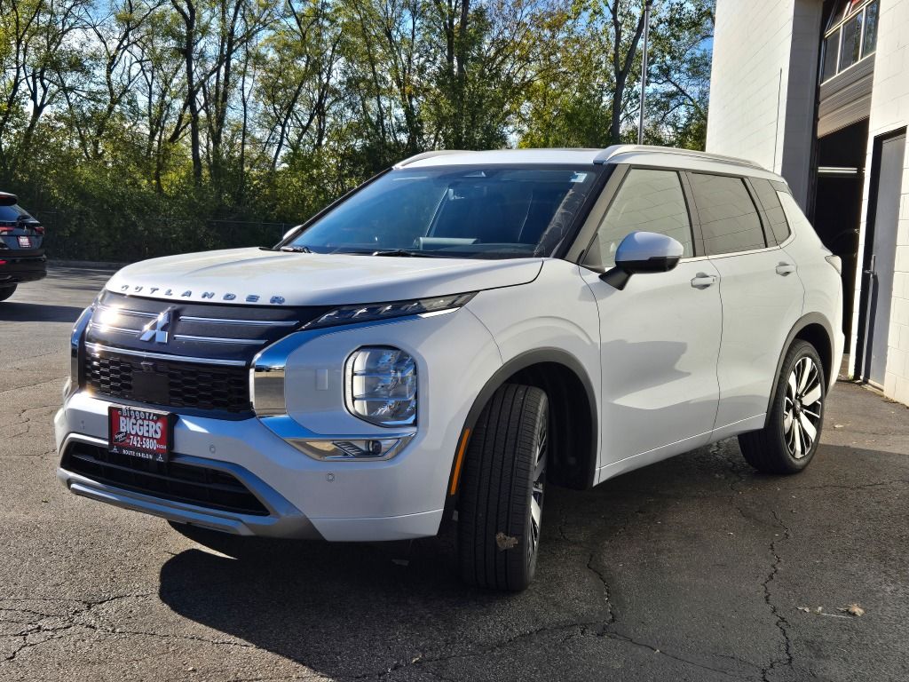 2025 Mitsubishi Outlander SEL photo 3