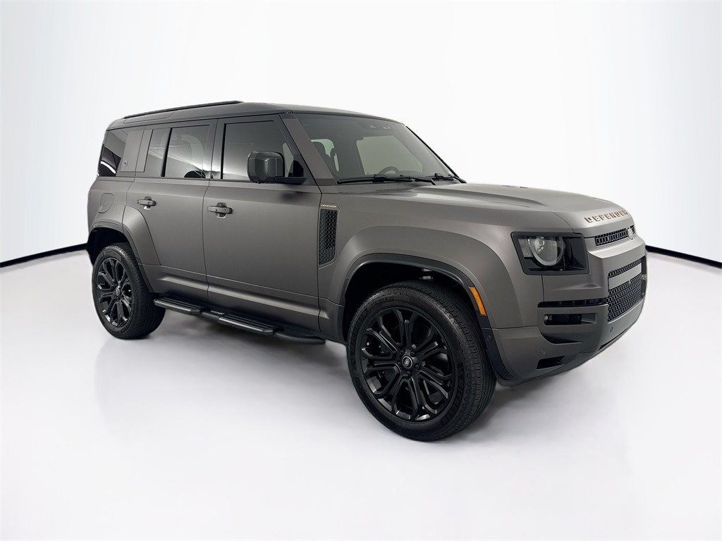 2025 Land Rover Defender 110 photo 3