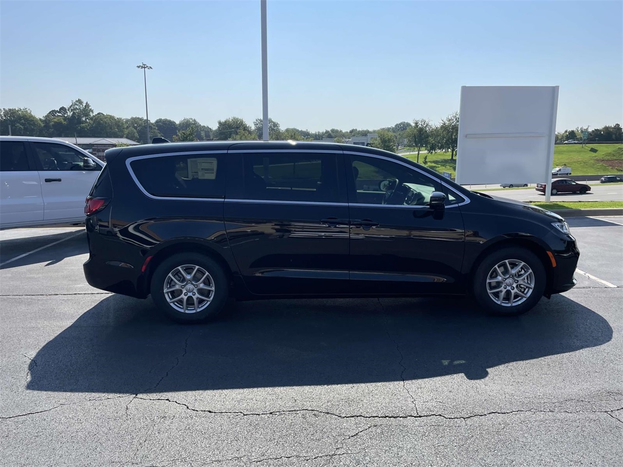 2026 Chrysler Pacifica photo 8