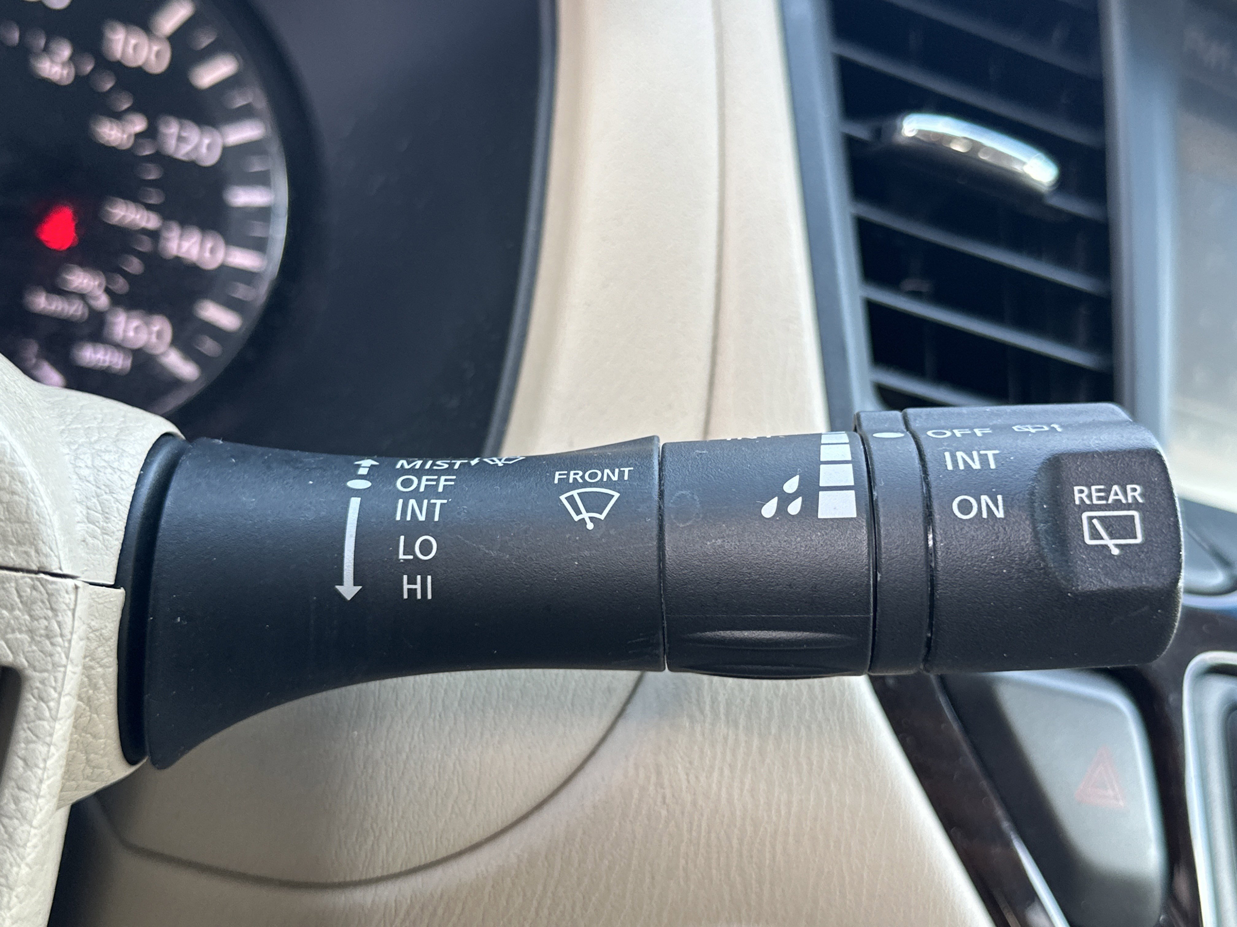 2014 Nissan Pathfinder SL photo 2