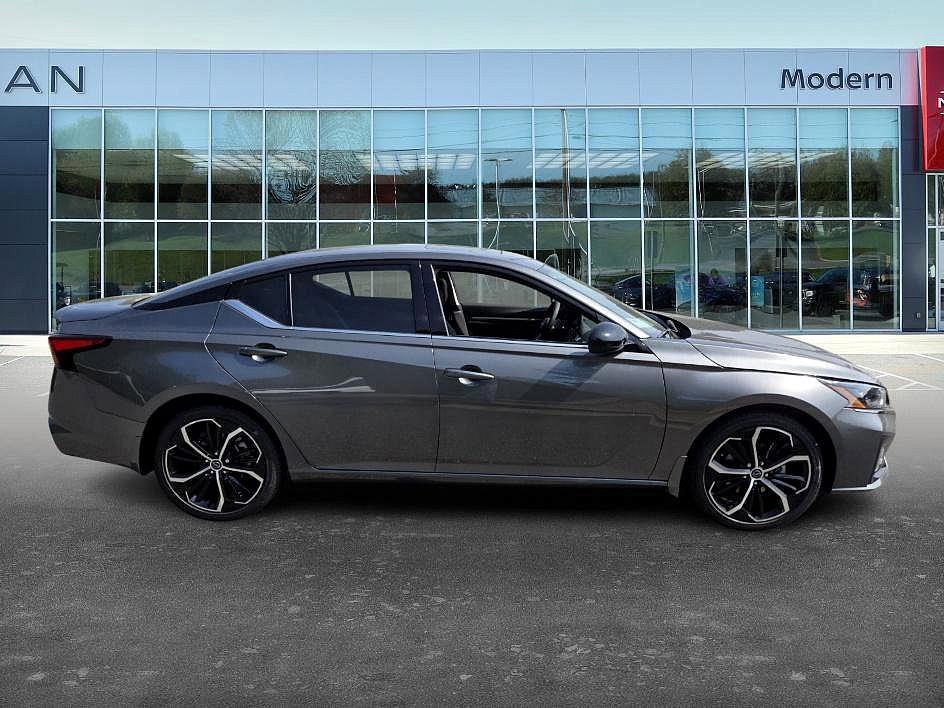 2025 Nissan Altima SR photo 4