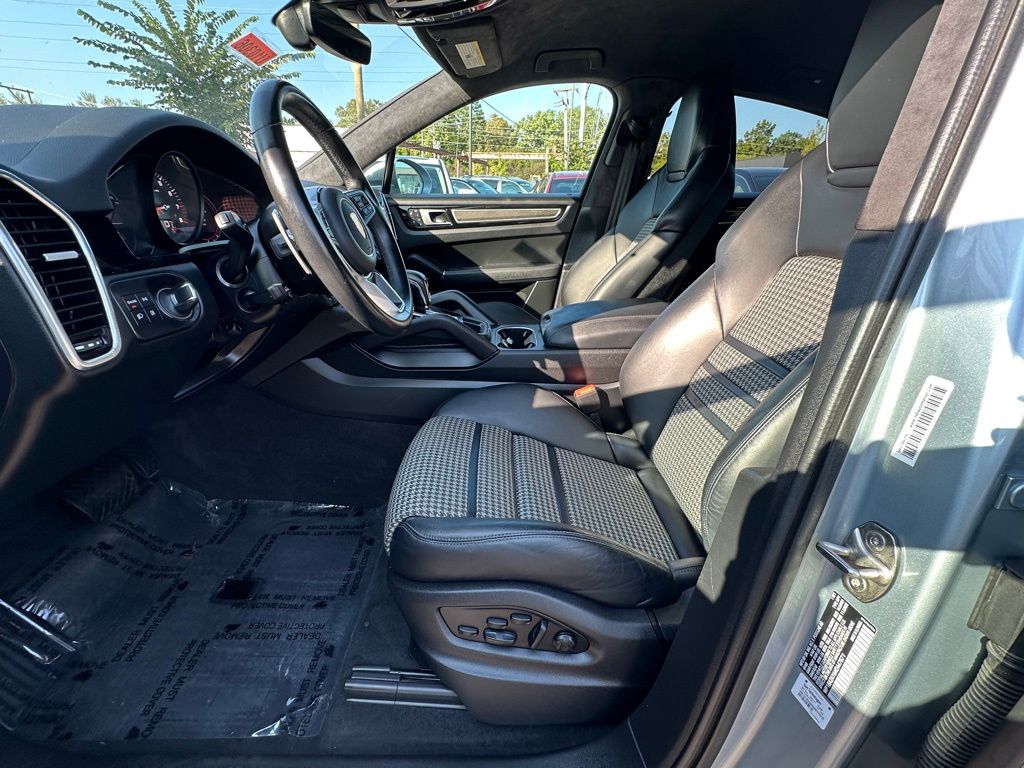 2022 Porsche Cayenne Coupe Base photo 22