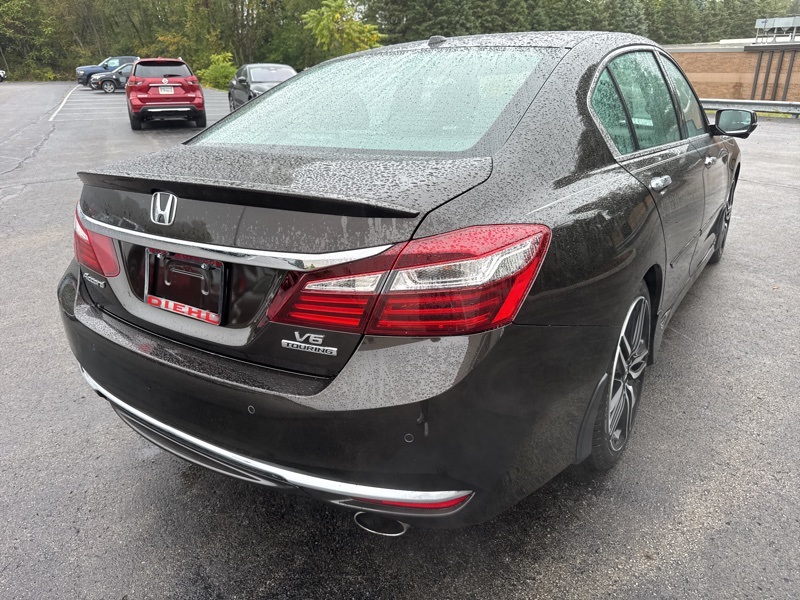 2017 Honda Accord Touring photo 4