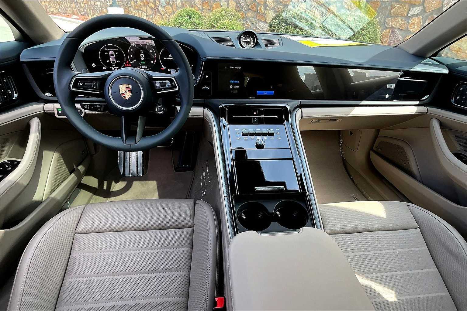 2025 Porsche Panamera 4 E-Hybrid photo 13