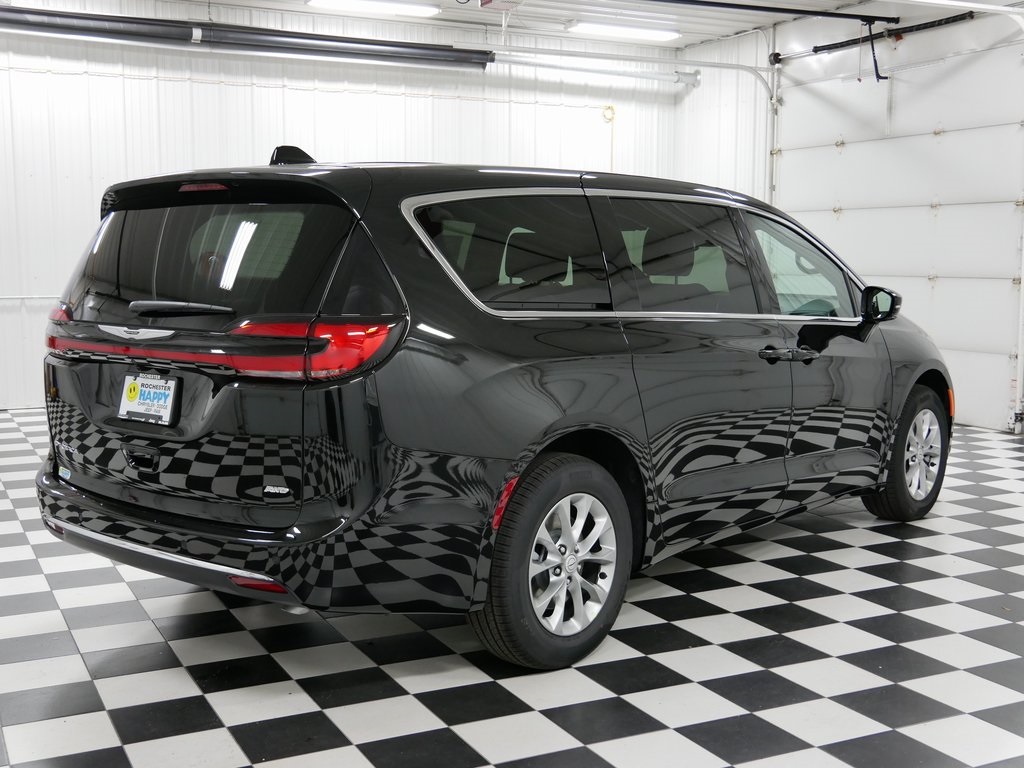 2026 Chrysler Pacifica photo 2