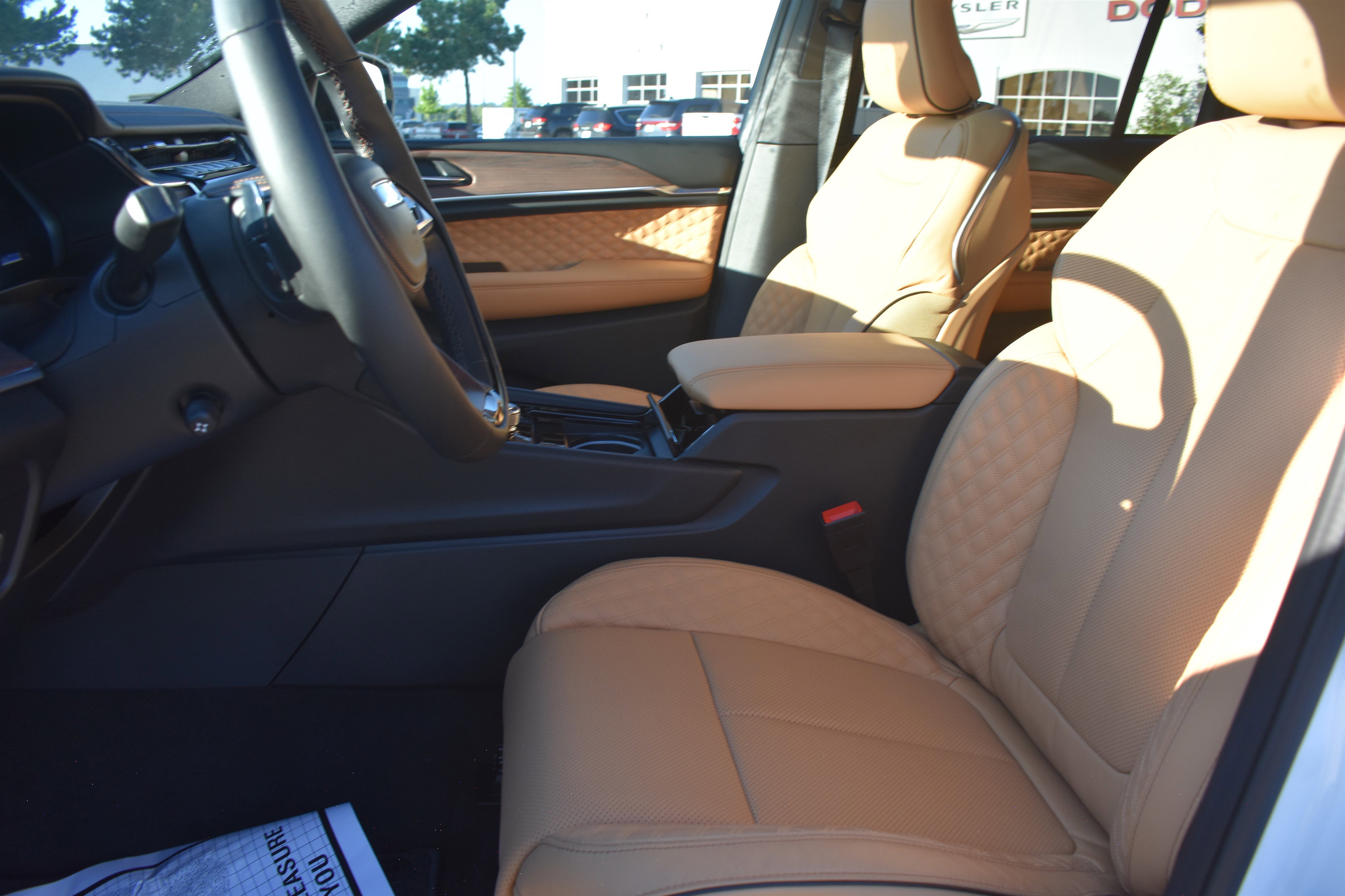 2025 Jeep Grand Cherokee Summit photo 8