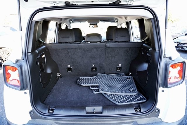 Used 2022 White Jeep Latitude image 13