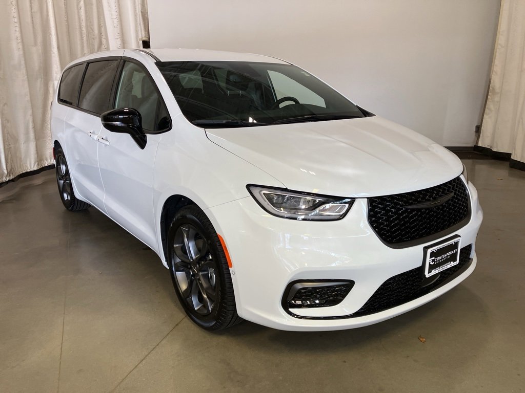 2026 Chrysler Pacifica Select's photo