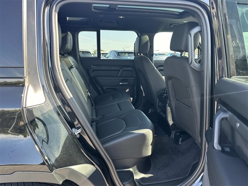 2025 Land Rover Defender S photo 13