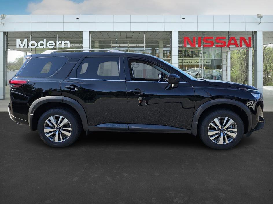 2025 Nissan Pathfinder SL photo 3