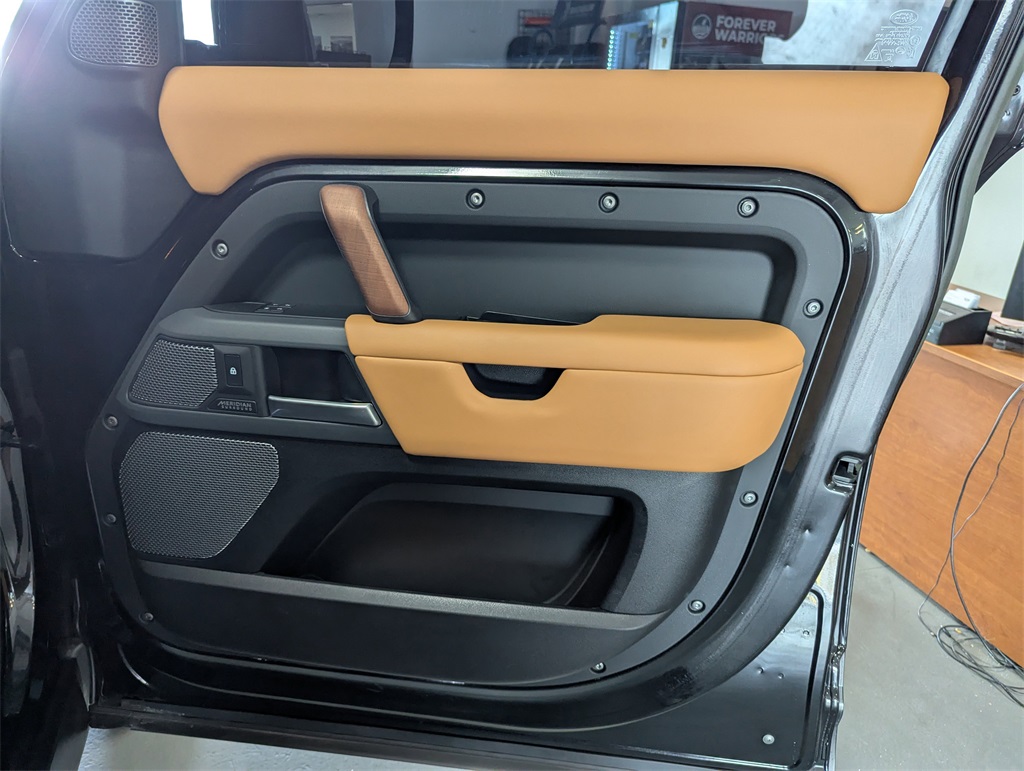 2023 Land Rover Defender 110 photo 31