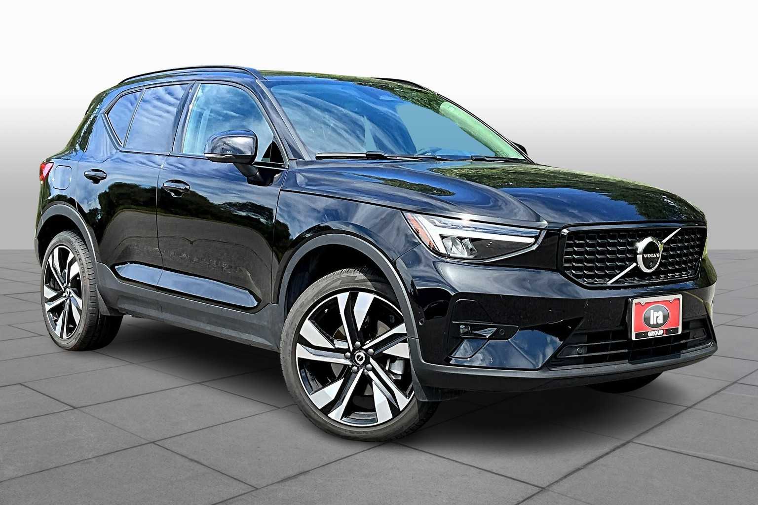 2025 Volvo XC40 Plus photo 2