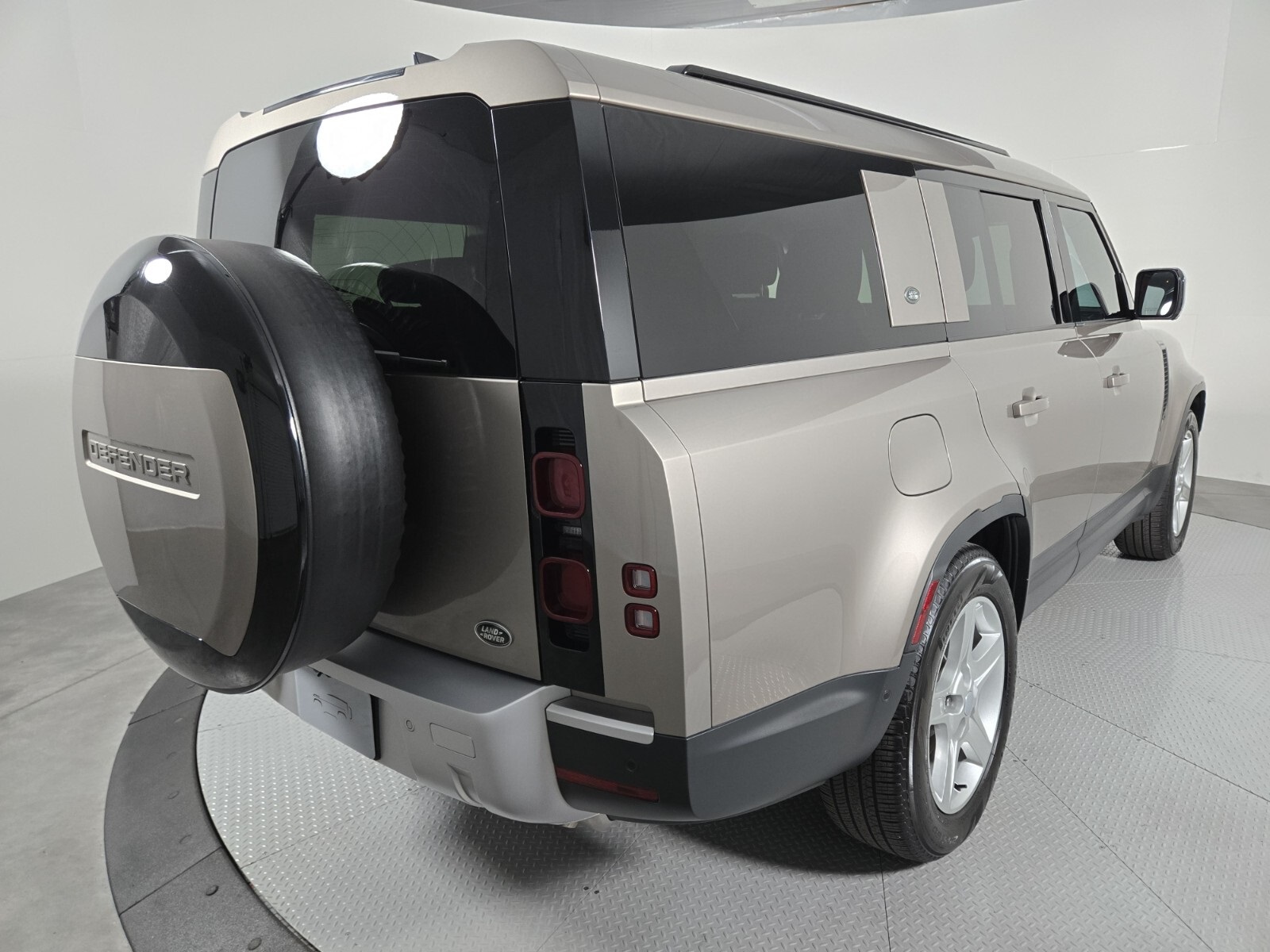 2023 Land Rover Defender 130 SE photo 3