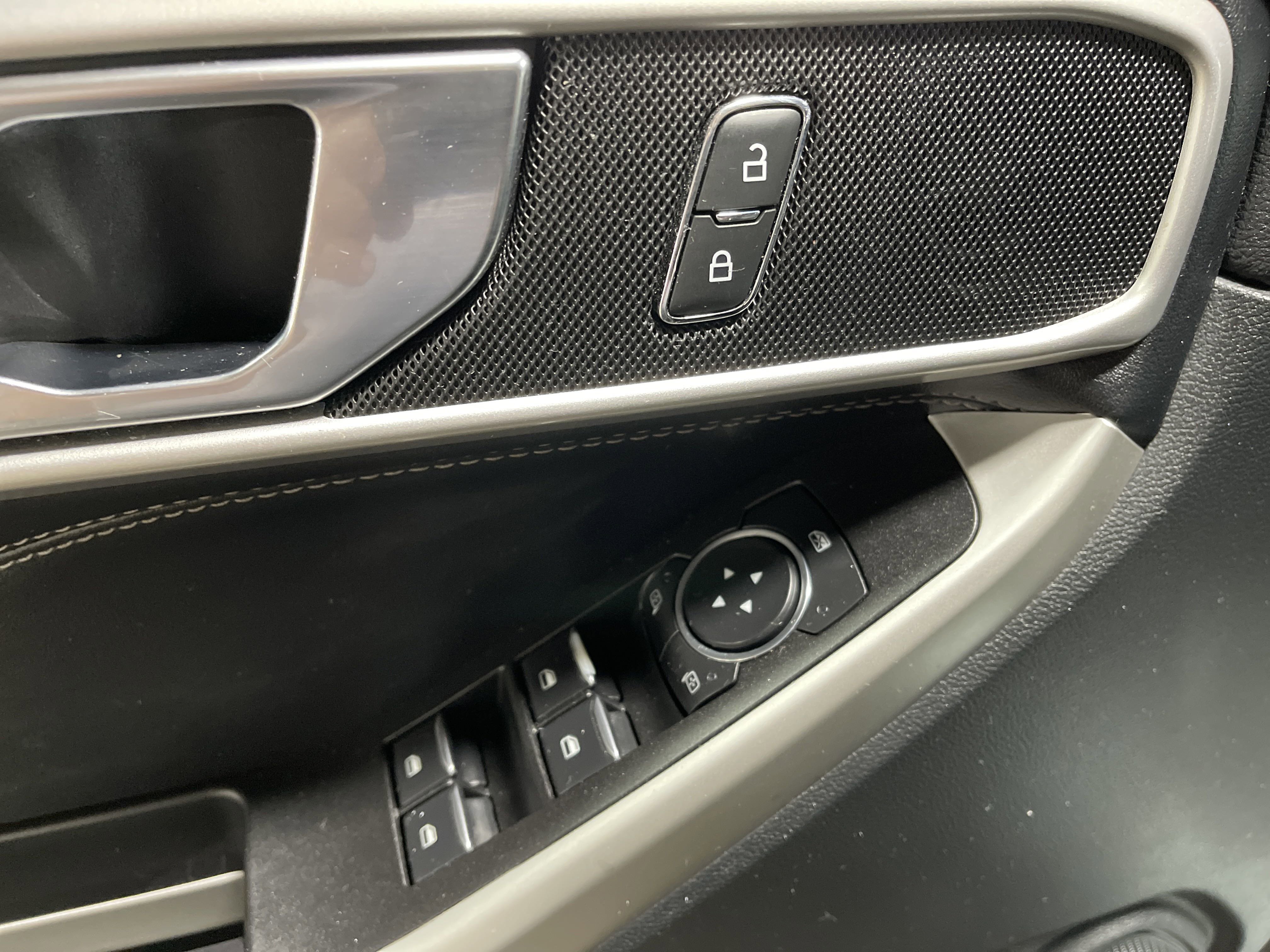 2022 Ford Explorer XLT photo 3