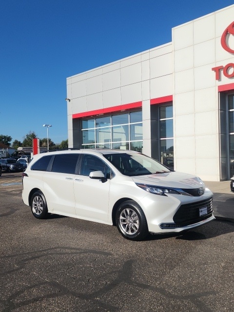 2023 Toyota Sienna XLE photo 5