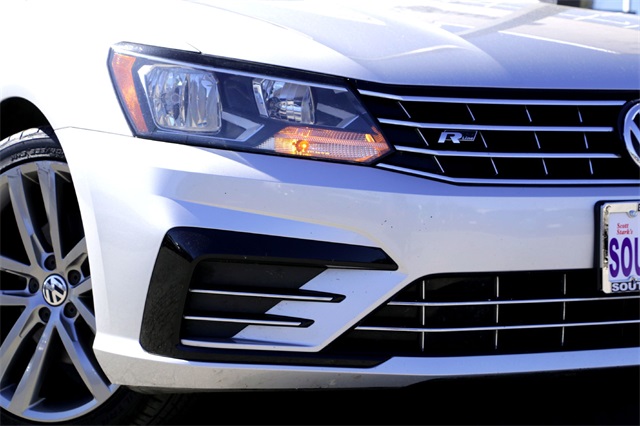 2016 Volkswagen Passat R-Line photo 2