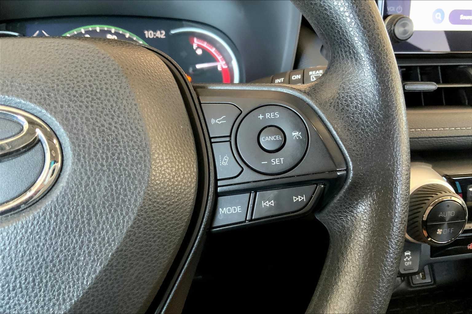 2024 Toyota RAV4 XLE photo 23