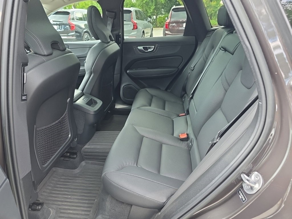 2023 Volvo XC60 B5 Plus photo 17