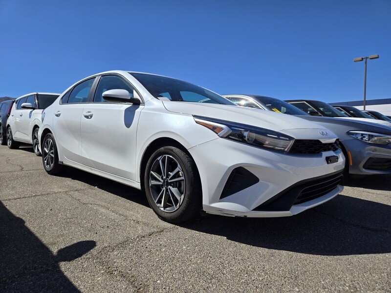 2023 Kia Forte LXS photo 2
