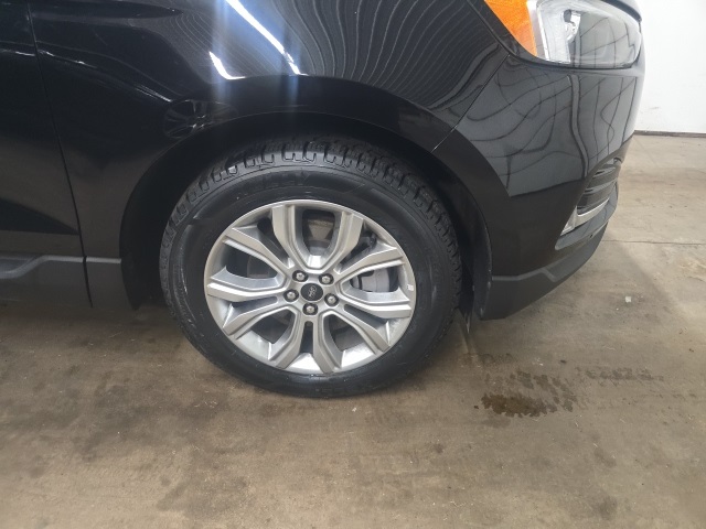 2024 Ford Edge Titanium photo 2