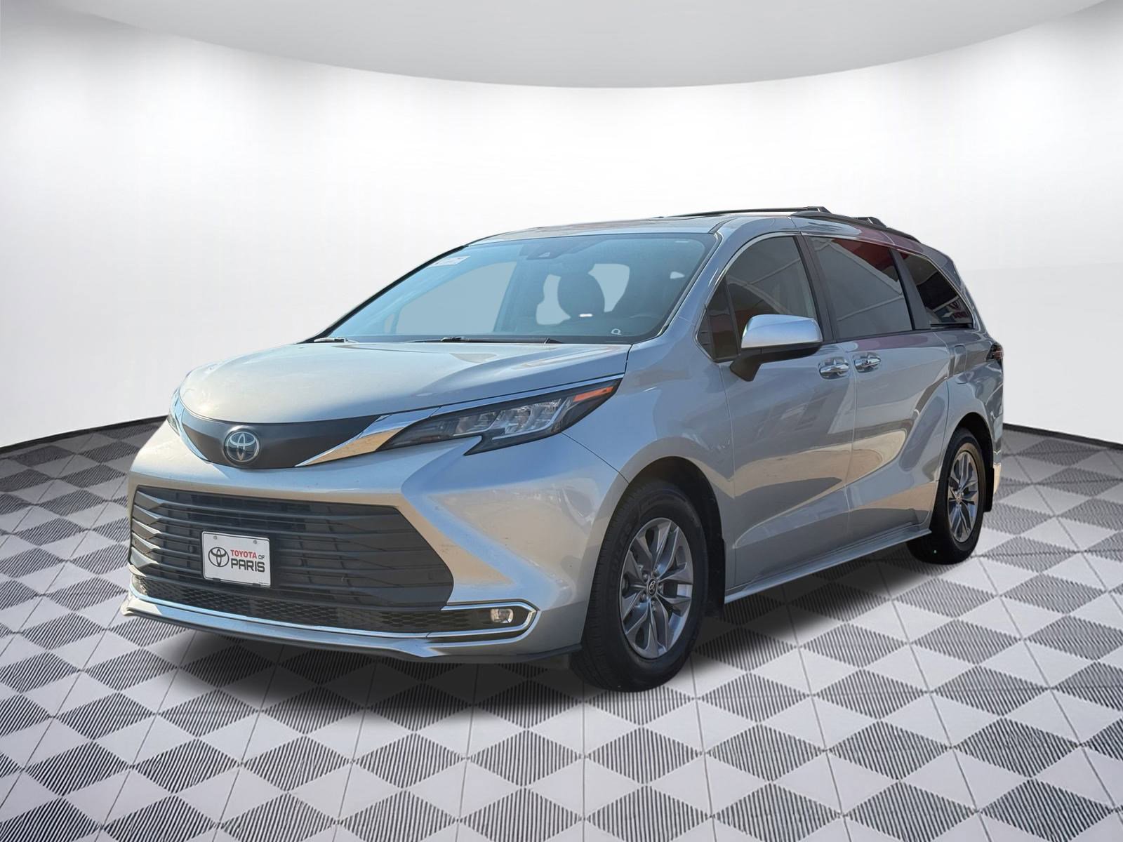 2022 Toyota Sienna XLE photo 2