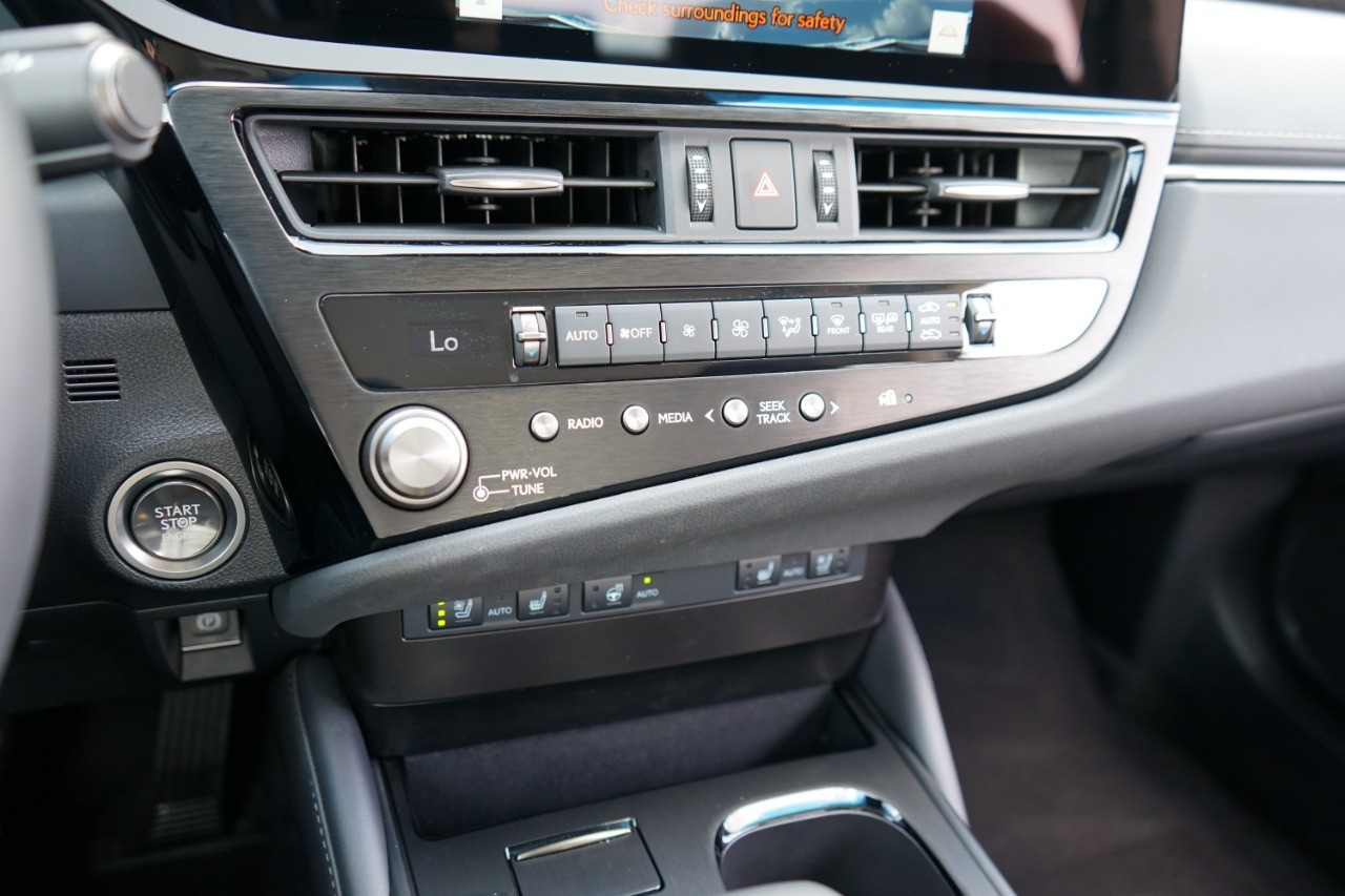 2025 Lexus ES 350 photo 17