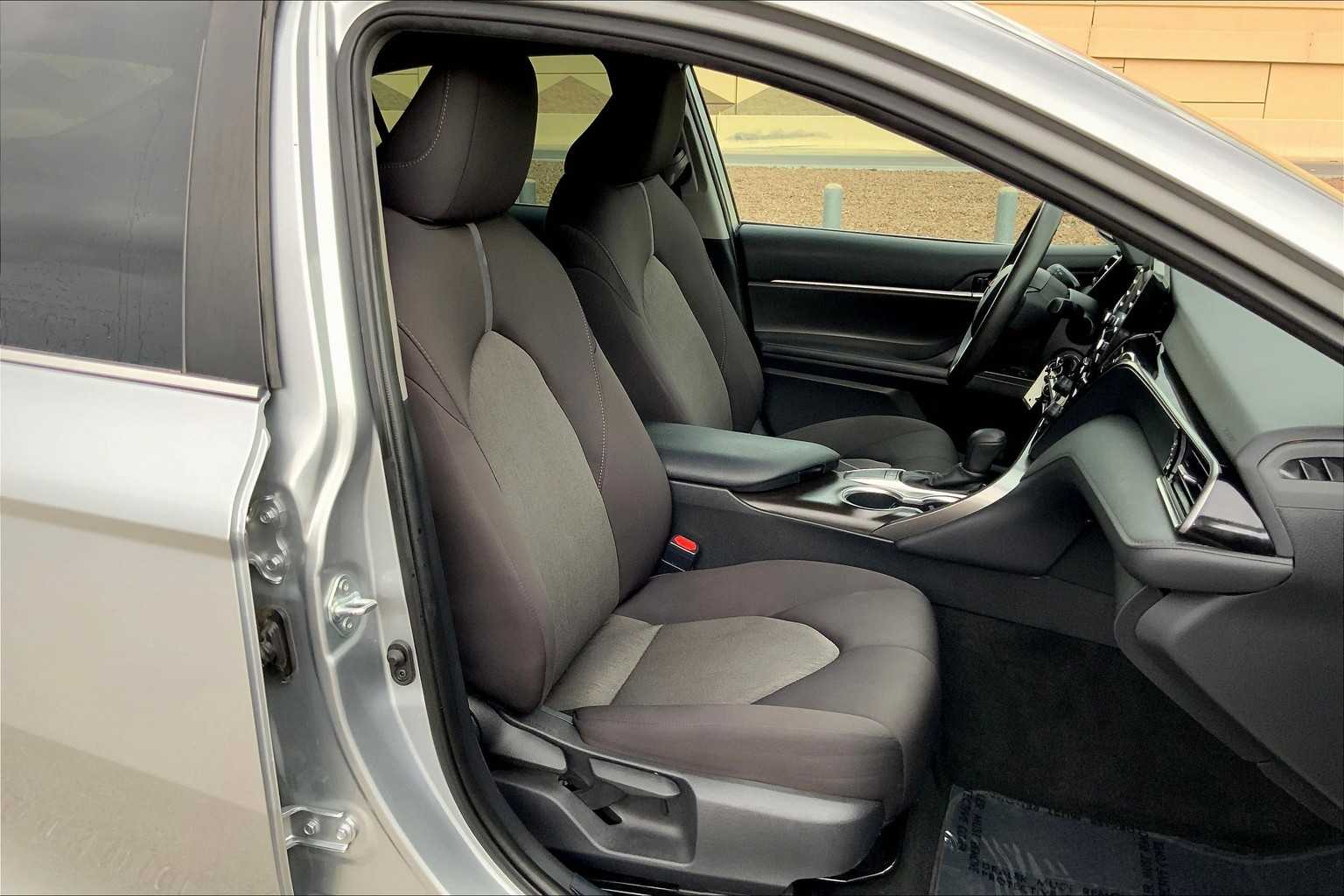 2022 Toyota Camry LE photo 8
