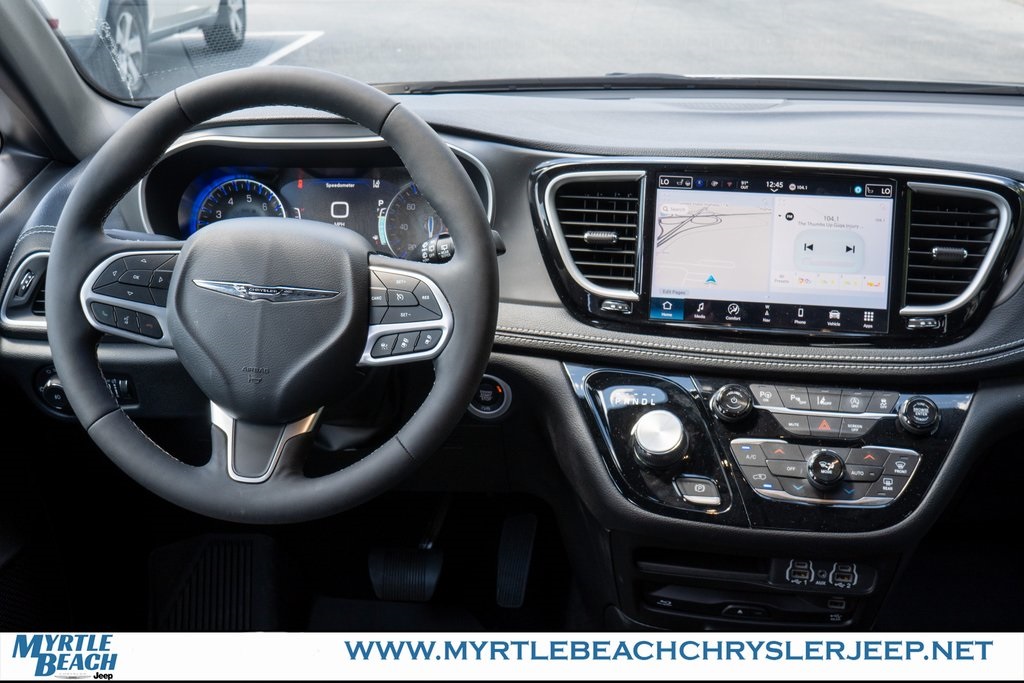 2025 Chrysler Pacifica photo 15