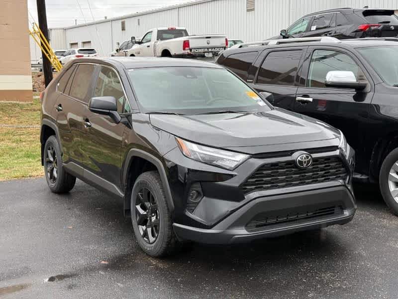 2025 Toyota RAV4 LE's photo