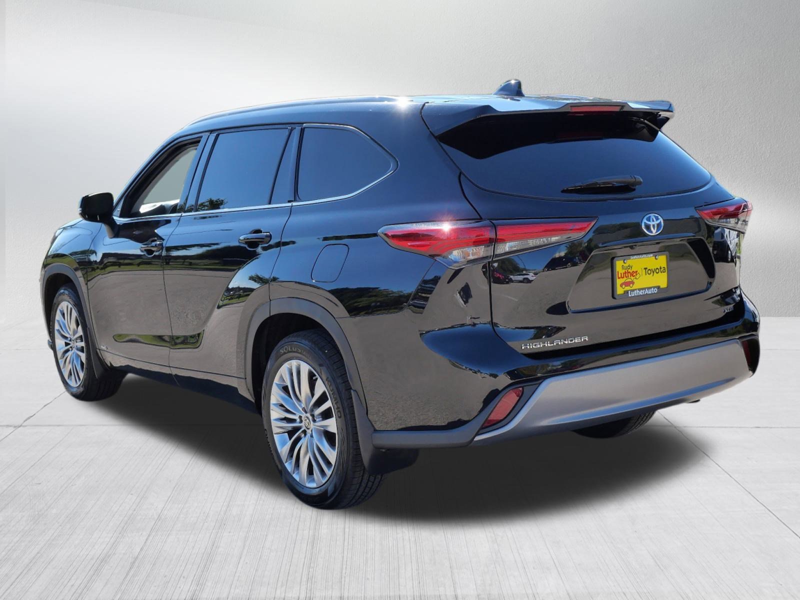 2022 Toyota Highlander Hybrid XLE photo 3