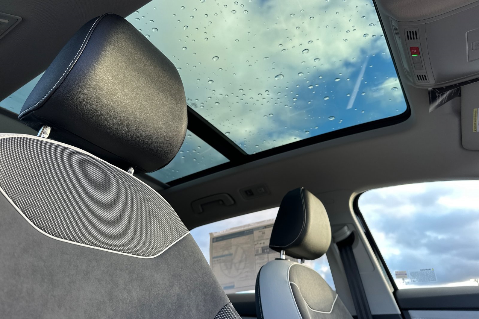 2025 Volkswagen Taos SE photo 16