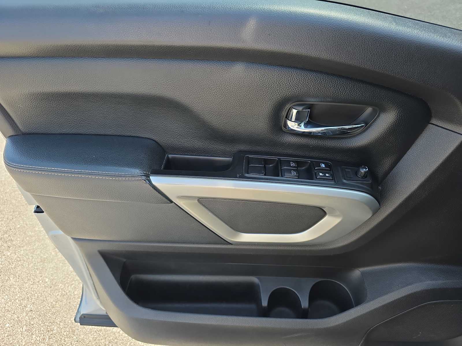 2017 Nissan Titan PRO-4X photo 21