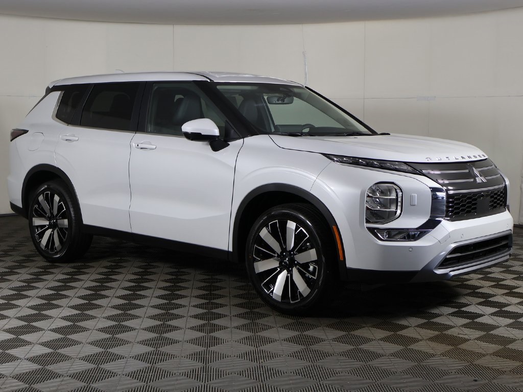 2025 Mitsubishi Outlander SE photo 2