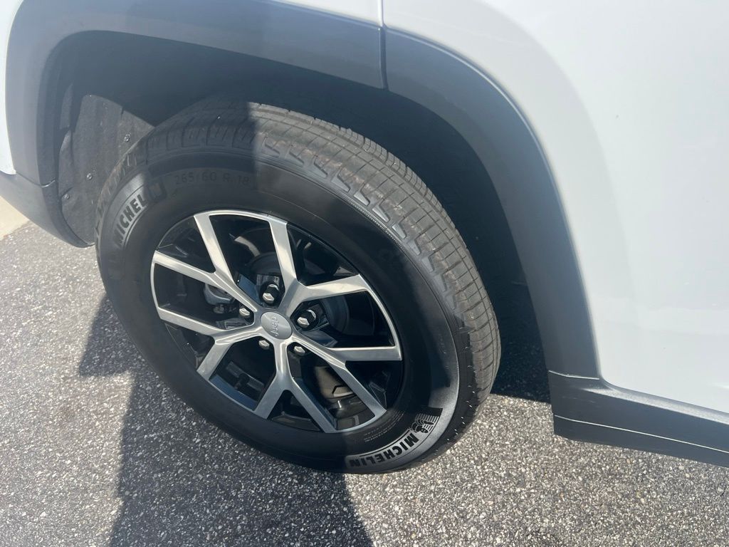 2025 Jeep Grand Cherokee Limited photo 8