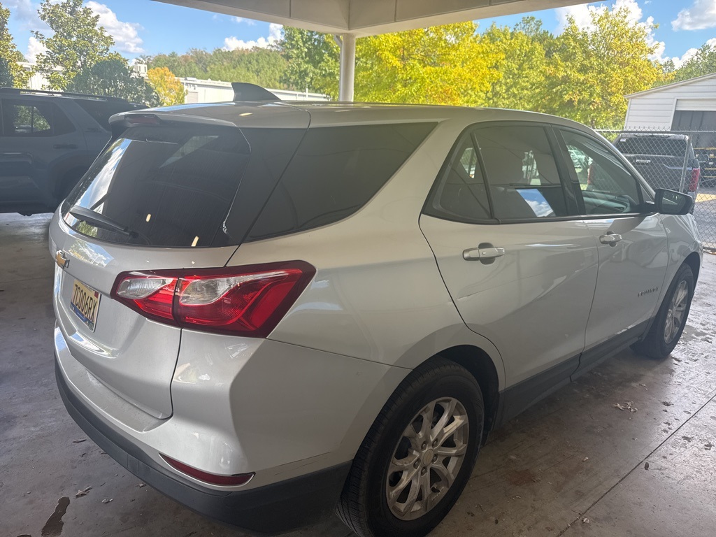 2019 Chevrolet Equinox LS photo 3