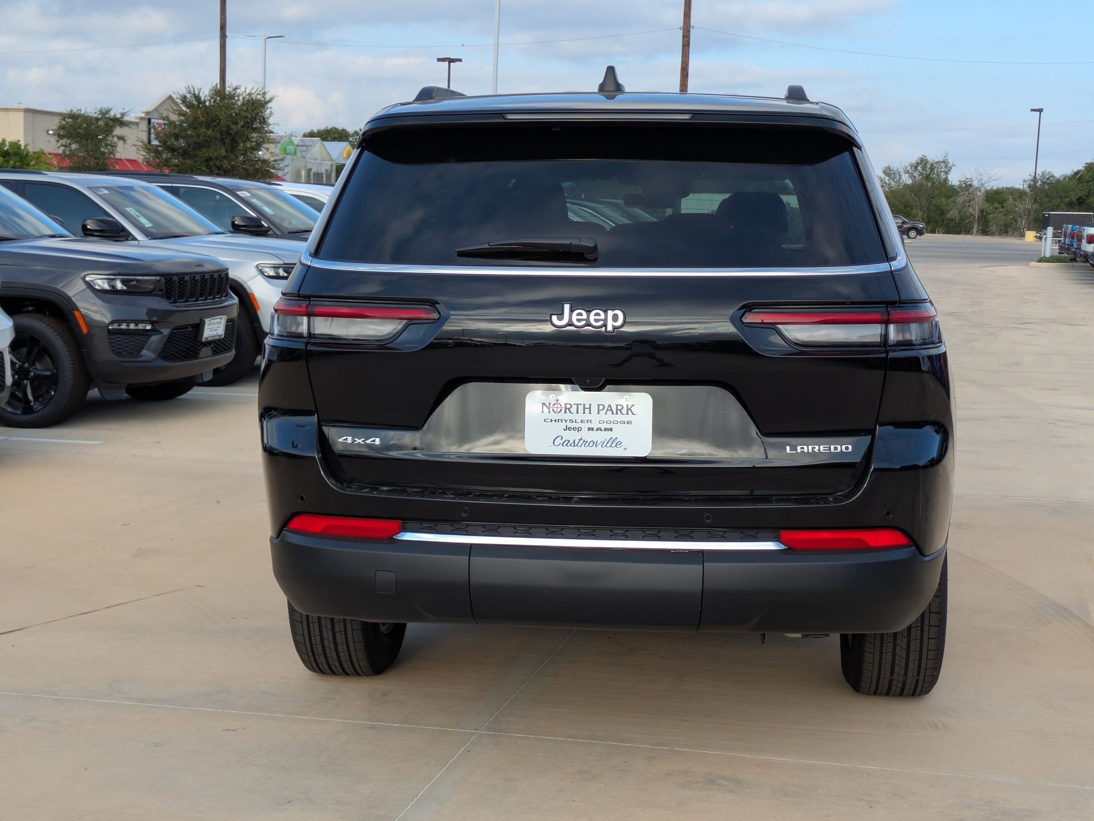 2025 Jeep Grand Cherokee Laredo X photo 2