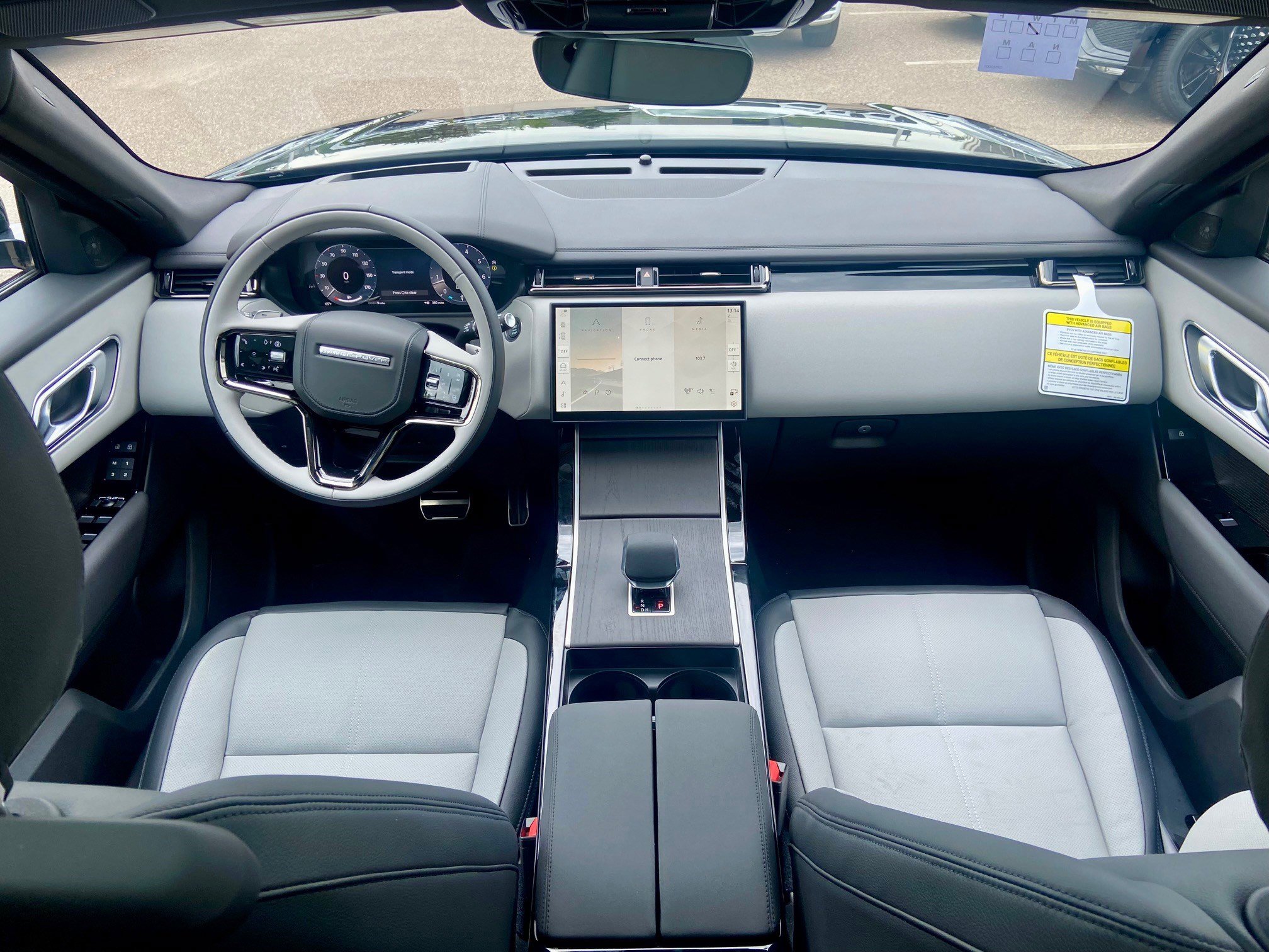 2026 Land Rover Range Rover Velar SE photo 4