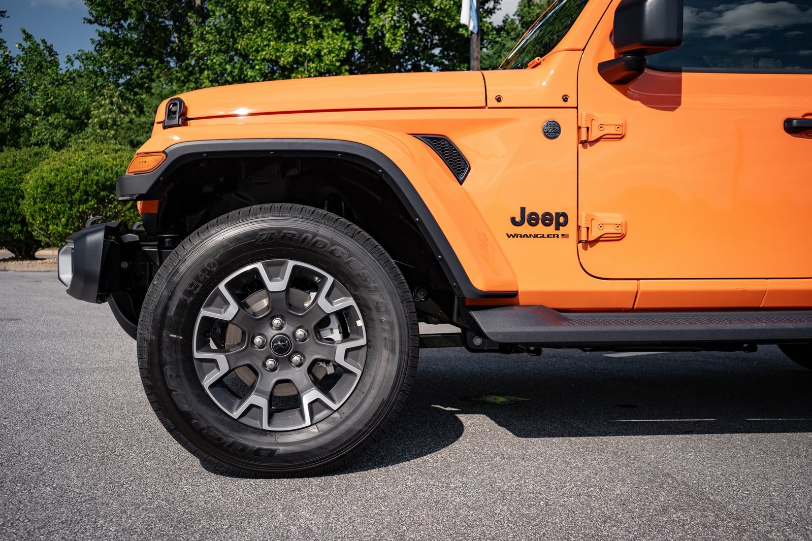 2025 Jeep Wrangler Sahara photo 4