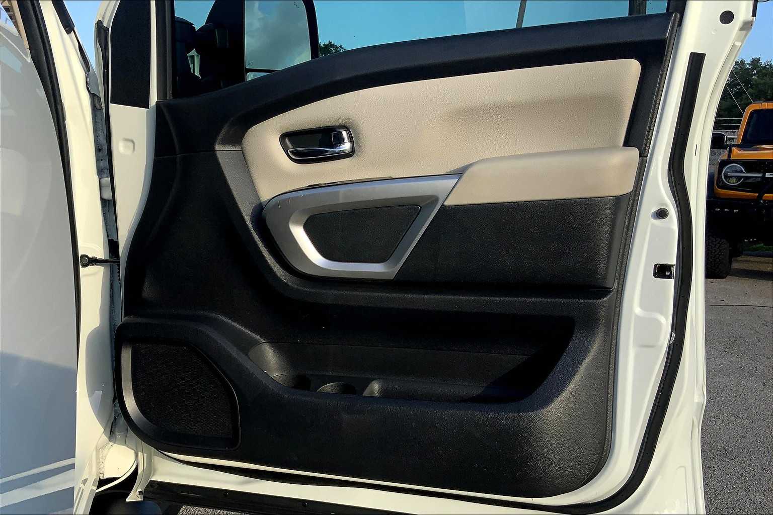 2020 Nissan Titan SV photo 17