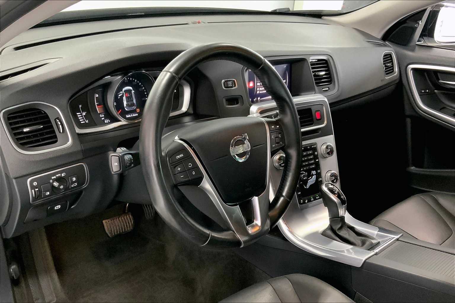 2018 Volvo V60 Cross Country T5 photo 2