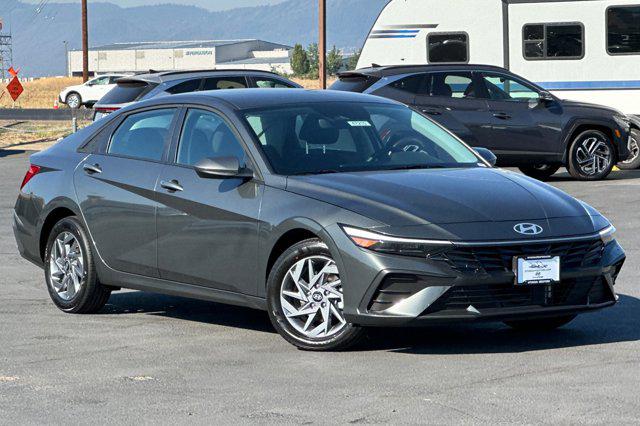 2025 Hyundai Elantra Blue SEL Sport photo 2
