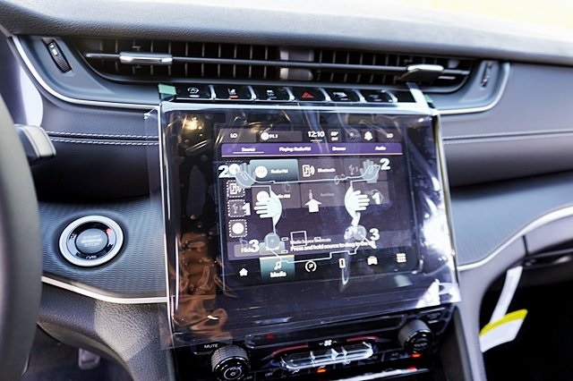 New 2024 Bright White Clear-Coat Exterior Paint Jeep Laredo image 29