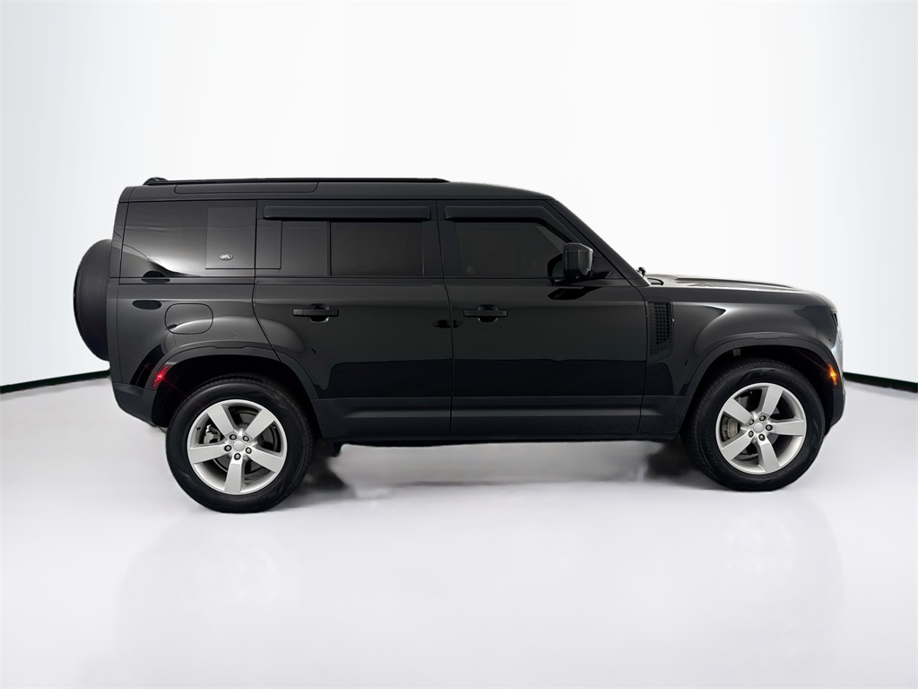 2023 Land Rover Defender 110 SE photo 2