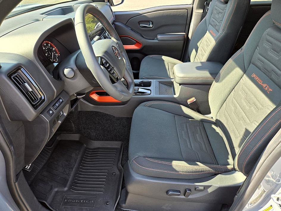 2025 Nissan Frontier PRO-4X photo 9
