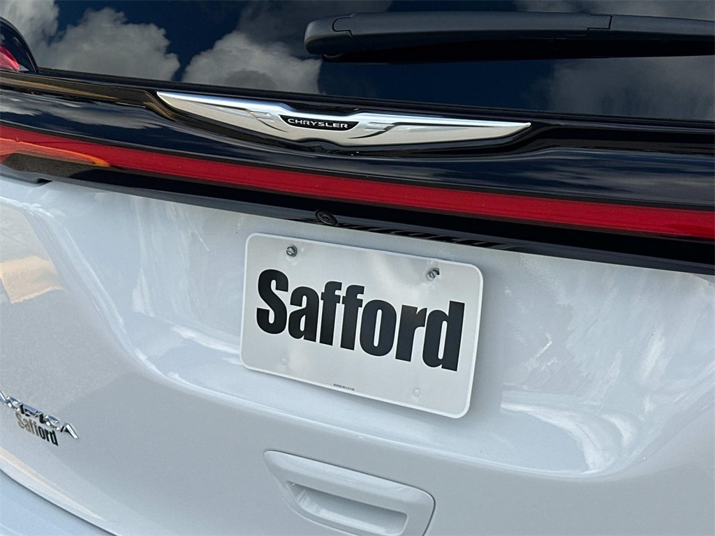 2025 Chrysler Pacifica photo 12