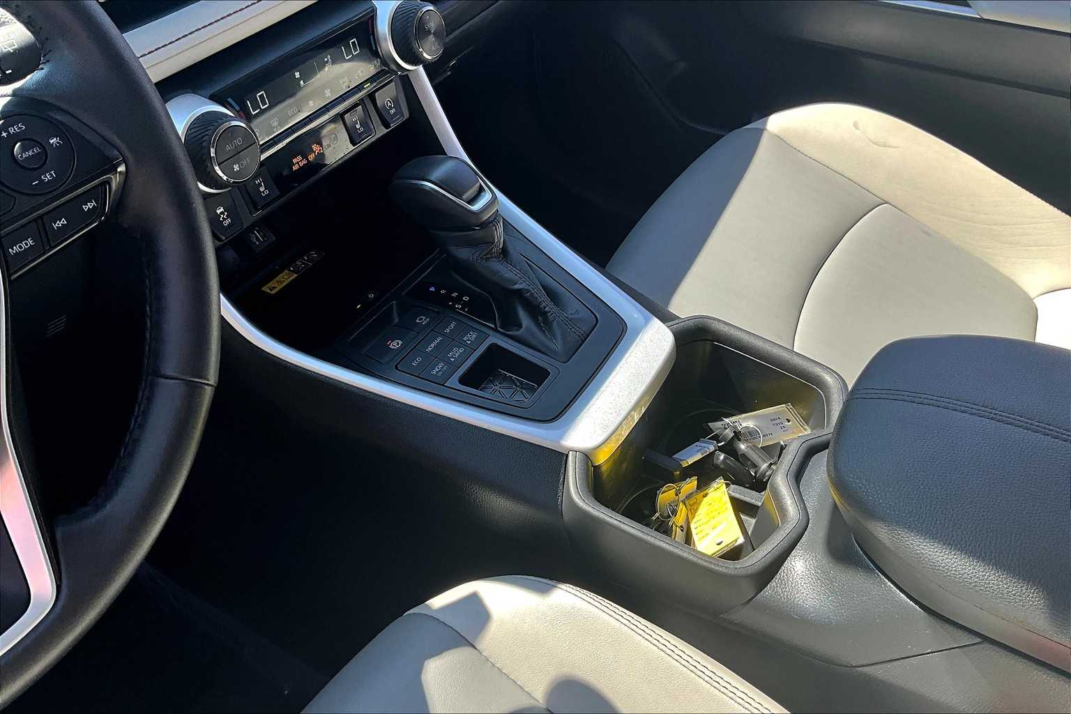 2024 Toyota RAV4 XLE Premium photo 15