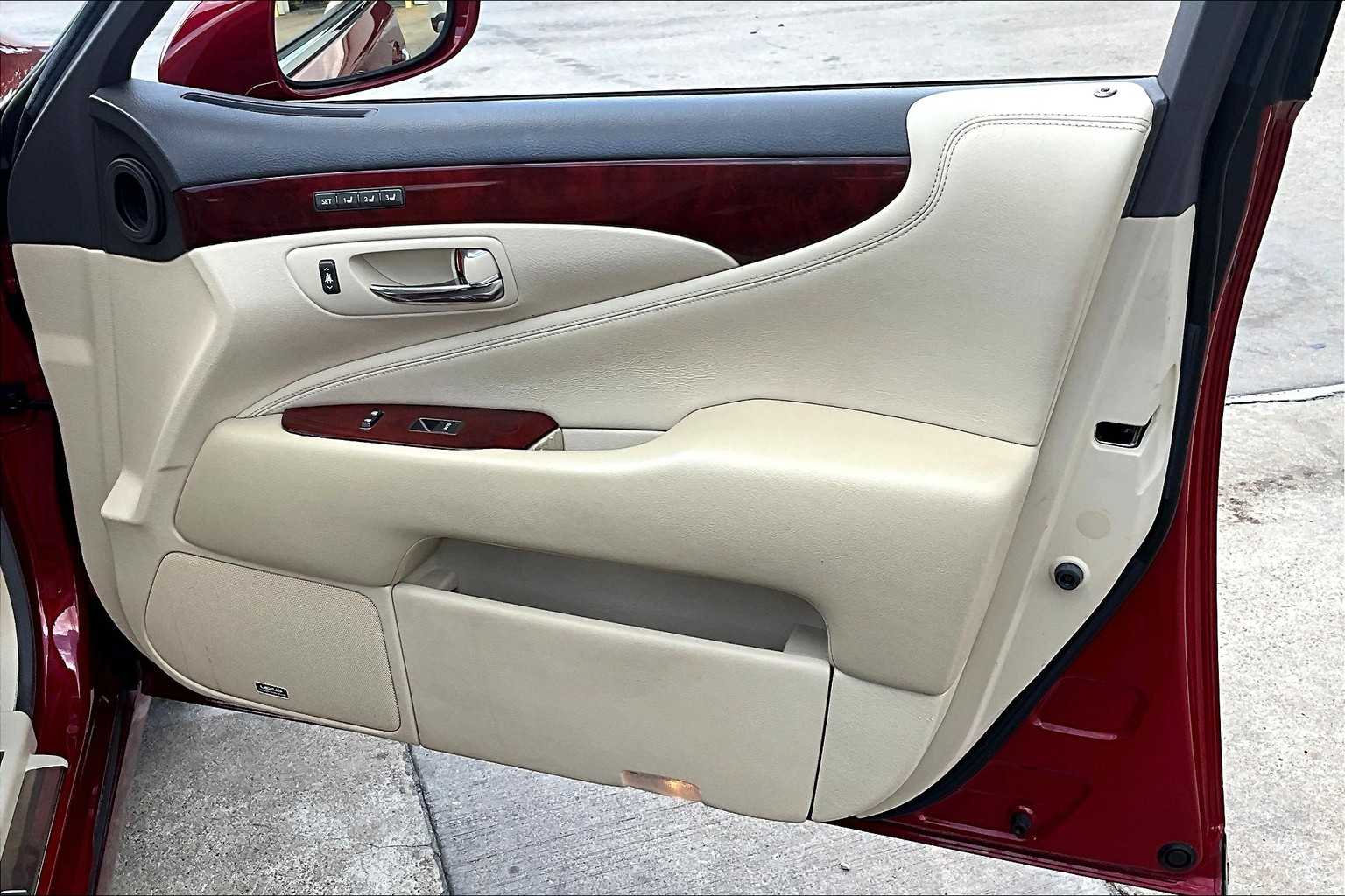 2010 Lexus LS 460 Luxury photo 21