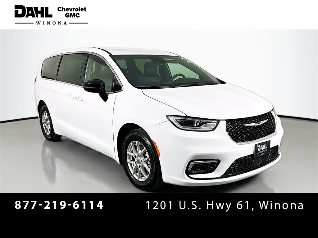 2025 Chrysler Pacifica Select's photo