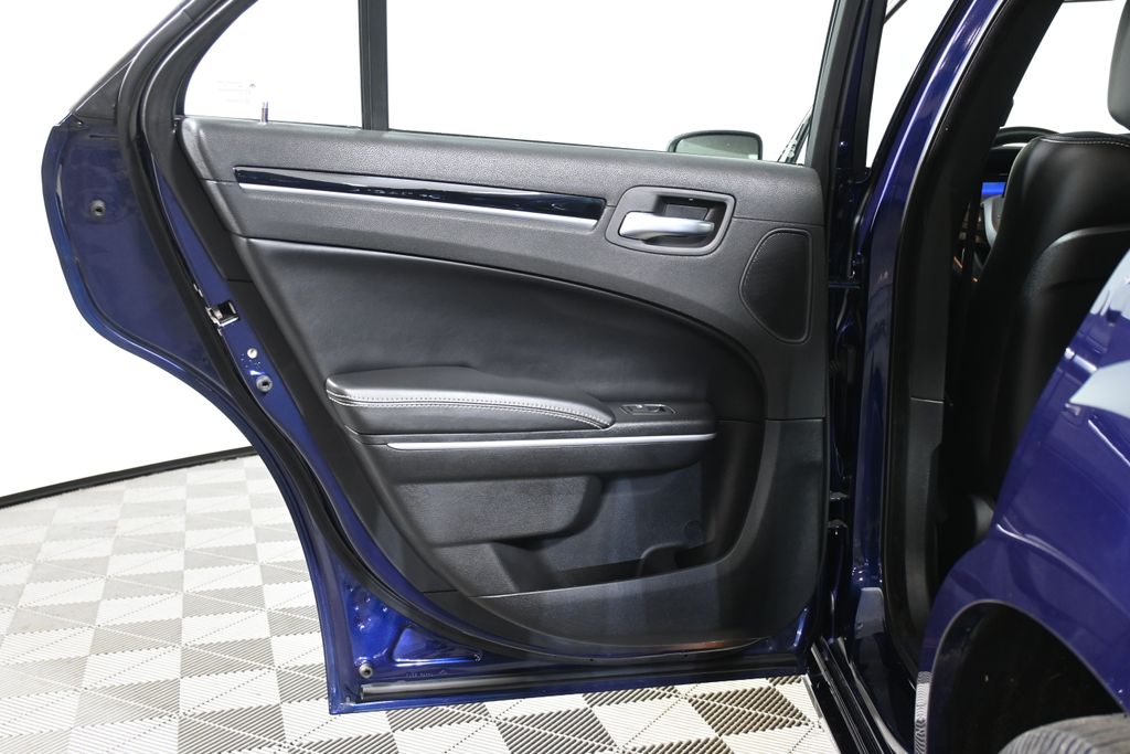 2017 Chrysler 300 S photo 31