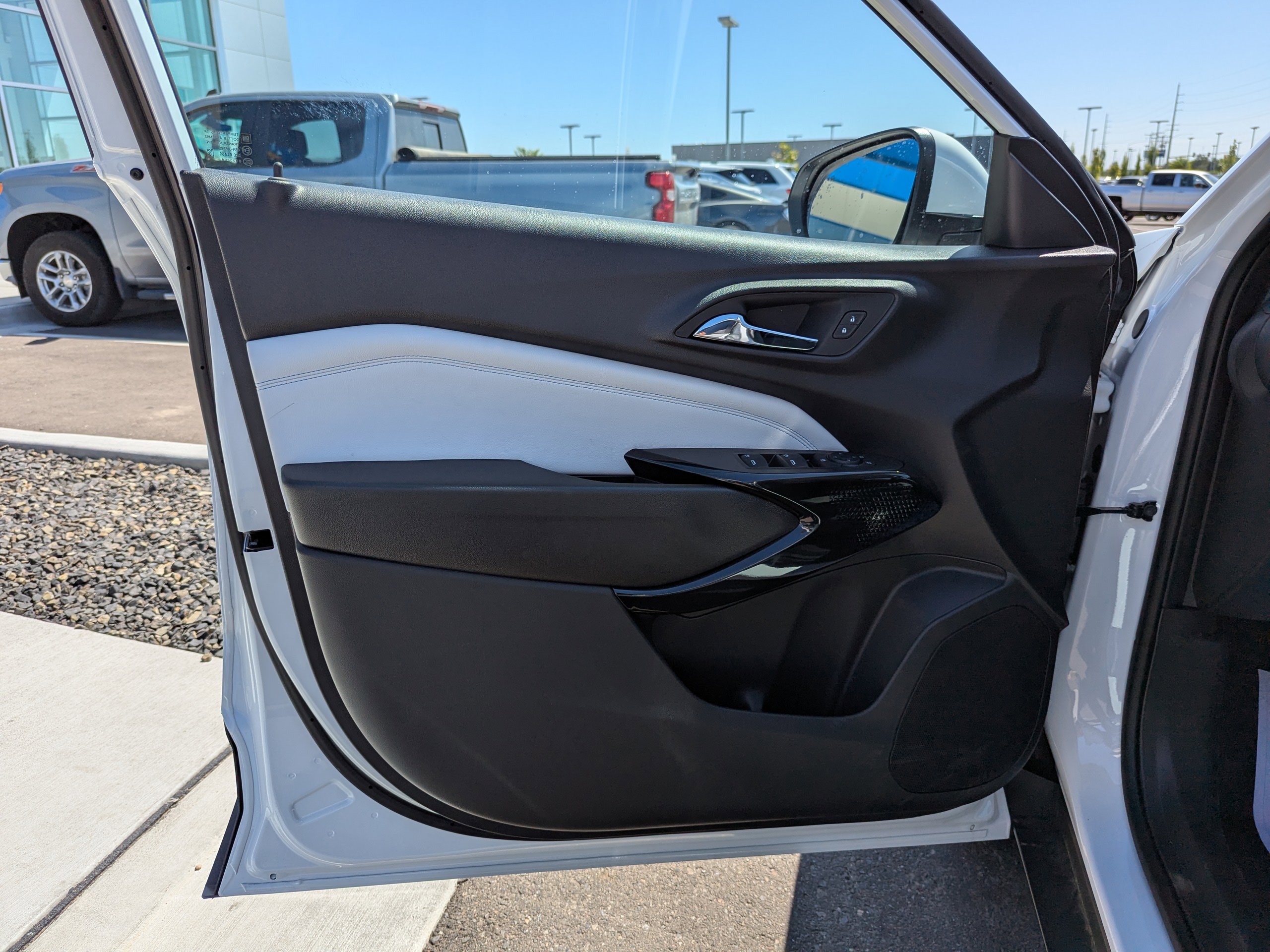 2025 Chevrolet Trax LT photo 8